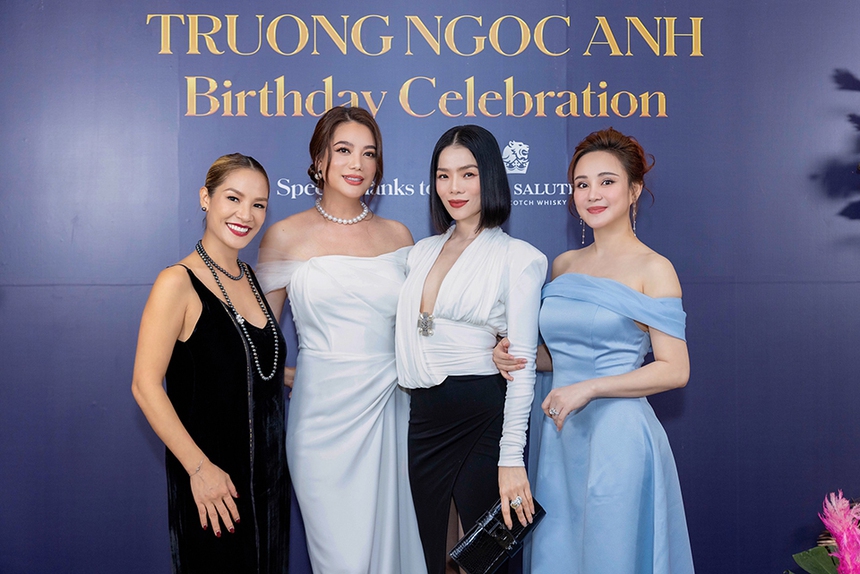 Trương Ngọc Ánh tình tứ với bạn trai Anh Dũng trong tiệc sinh nhật muộn - Ảnh 9. Trương Ngọc Ánh tình tứ với bạn trai Anh Dũng trong tiệc sinh nhật muộn - Ảnh 9.