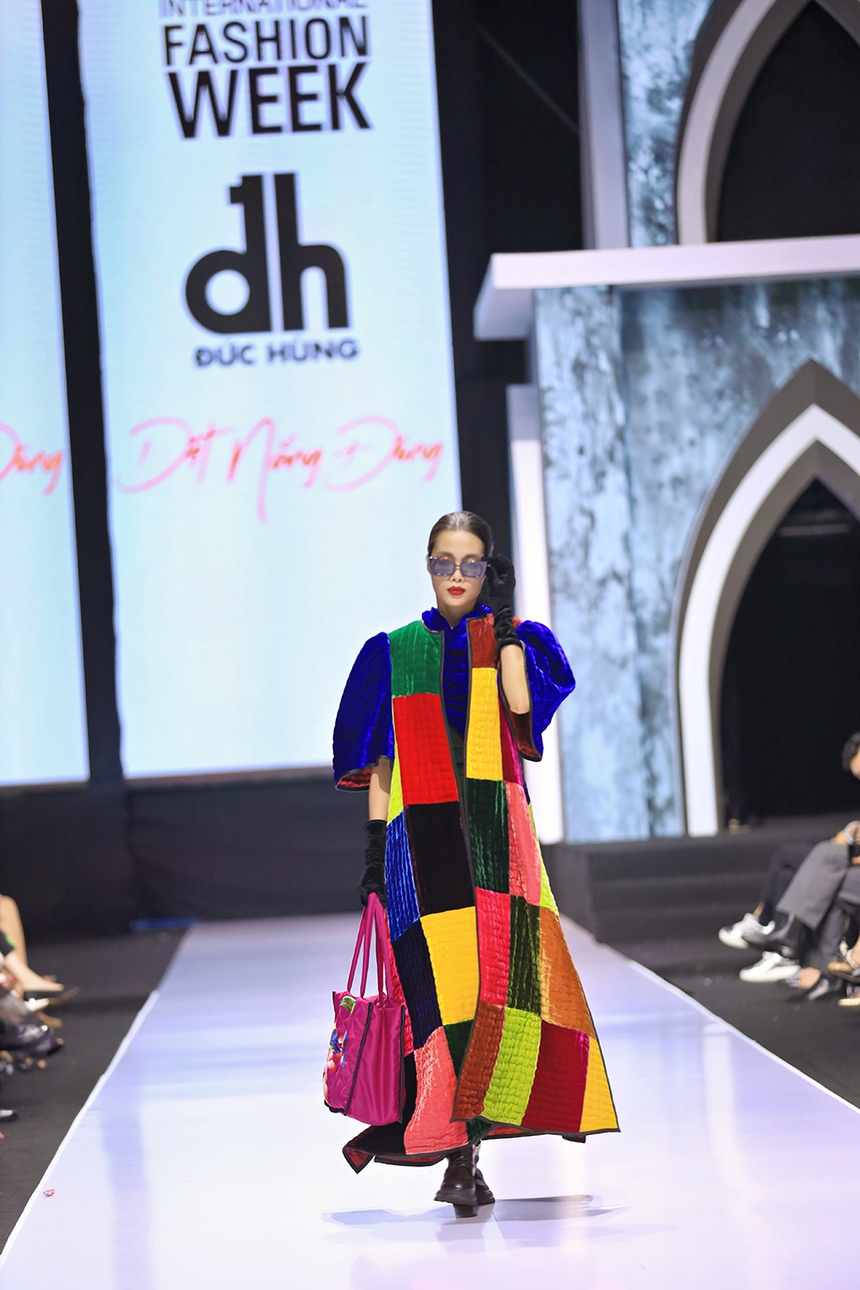 NTK Đức Hùng mang "Dệt nắng đông" mở màn Tuần lễ thời gian quốc tế Việt Nam  - Ảnh 4.