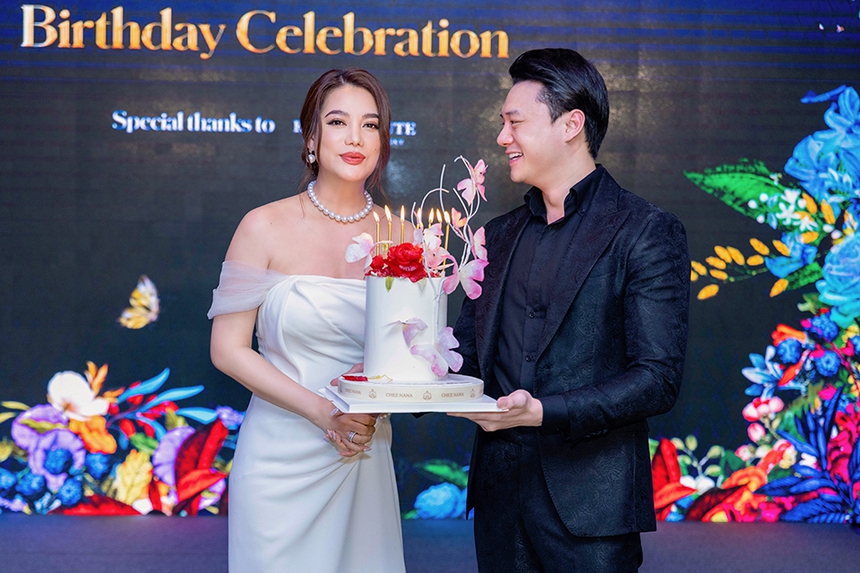 Trương Ngọc Ánh tình tứ với bạn trai Anh Dũng trong tiệc sinh nhật muộn - Ảnh 2. Trương Ngọc Ánh tình tứ với bạn trai Anh Dũng trong tiệc sinh nhật muộn - Ảnh 2.