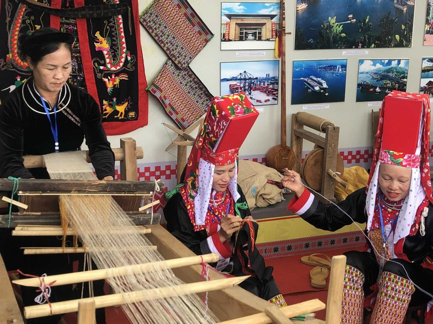 Sắc màu Văn hóa các dân tộc thiểu số tỉnh Quảng Ninh tại Liên hoan trình diễn trang phục truyền thống các dân tộc thiểu số Việt Nam khu vực phía Bắc lần thứ I, năm 2022 21/11/2022 - Ảnh 1. Sắc màu Văn hóa các dân tộc thiểu số tỉnh Quảng Ninh tại Liên hoan trình diễn trang phục truyền thống các dân tộc thiểu số Việt Nam khu vực phía Bắc lần thứ I, năm 2022 21/11/2022 - Ảnh 1.