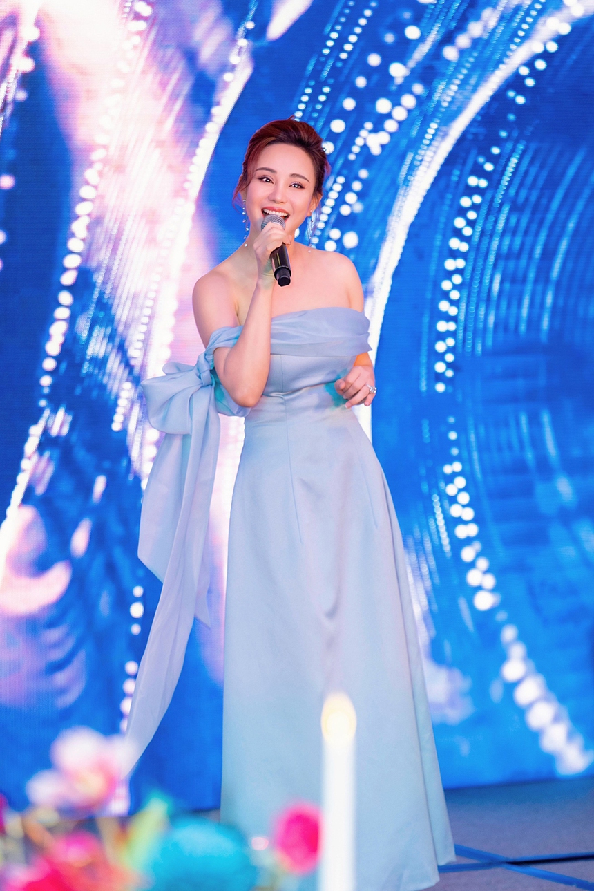 Trương Ngọc Ánh tình tứ với bạn trai Anh Dũng trong tiệc sinh nhật muộn - Ảnh 11. Trương Ngọc Ánh tình tứ với bạn trai Anh Dũng trong tiệc sinh nhật muộn - Ảnh 11.