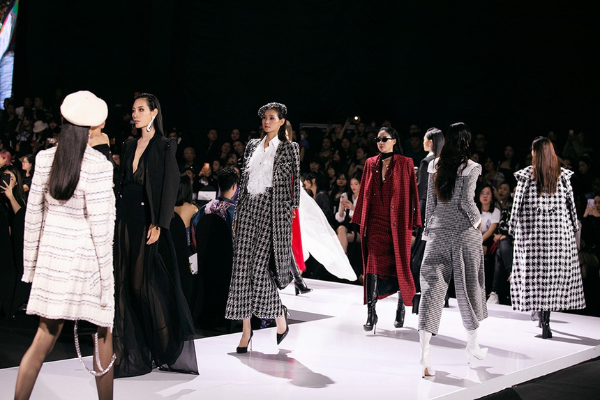 Thanh Hằng diện áo corset hững hờ diễn vedette BST mang đậm hơi thở Paris - Ảnh 14. Thanh Hằng diện áo corset hững hờ diễn vedette BST mang đậm hơi thở Paris - Ảnh 14.