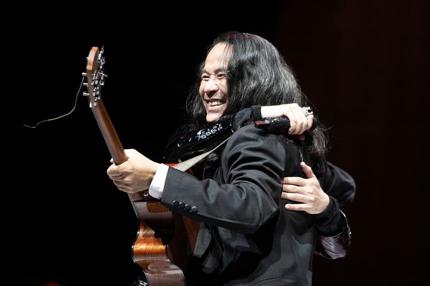 Tùng Dương níu chân khán giả đến nửa đêm  - Ảnh 8.