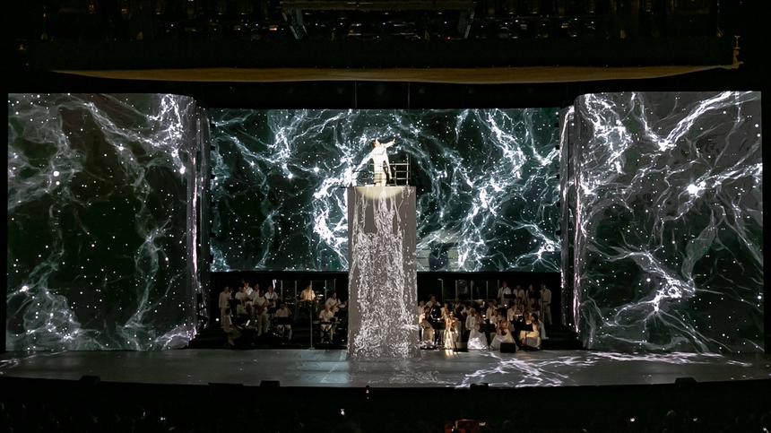 Tùng Dương níu chân khán giả đến nửa đêm  - Ảnh 2.