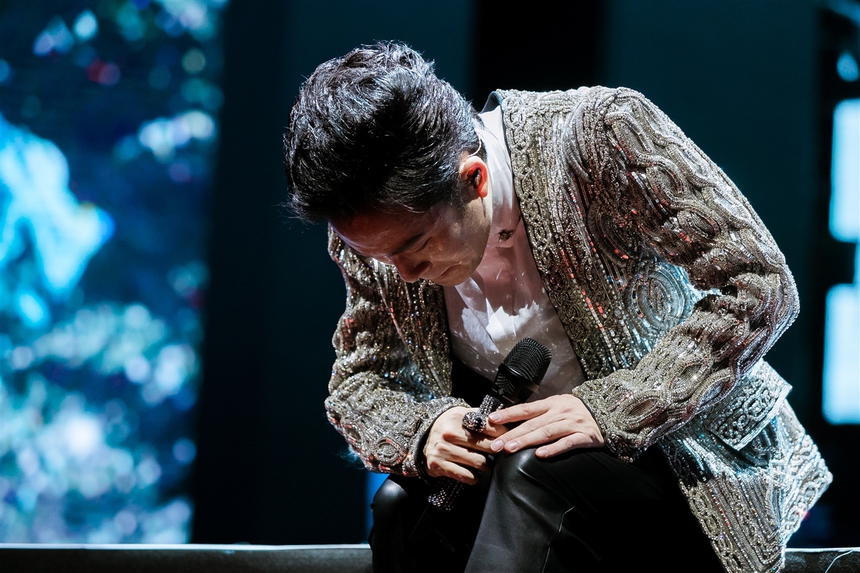 Tùng Dương níu chân khán giả đến nửa đêm  - Ảnh 6.