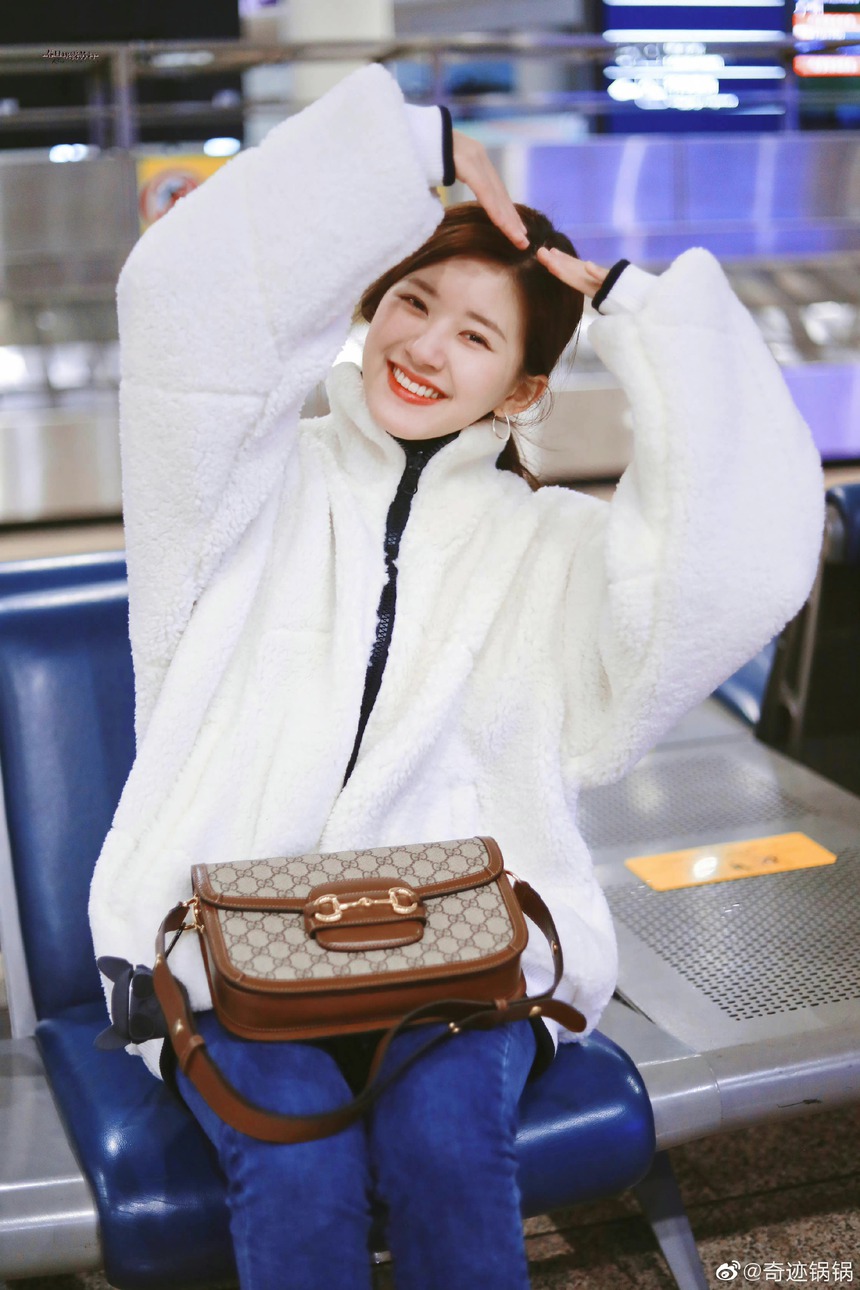 (TIN CHỦ NHẬT) Những bức ảnh quá khứ chỉ muốn 'chôn thật sâu' của Triệu Lộ Tư - Ảnh 1. (TIN CHỦ NHẬT) Những bức ảnh quá khứ chỉ muốn 'chôn thật sâu' của Triệu Lộ Tư - Ảnh 1.