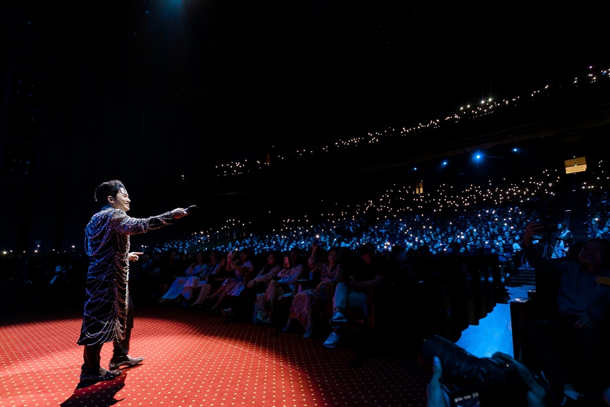 Tùng Dương níu chân khán giả đến nửa đêm  - Ảnh 1.