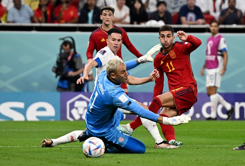 HLV Enrique "nhắc nhở" Ferran Torres chuyện ăn mừng - Ảnh 3. HLV Enrique "nhắc nhở" Ferran Torres chuyện ăn mừng - Ảnh 3.