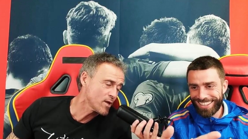 HLV Enrique cảnh báo "con rể" trong buổi giao lưu trực tuyến mới đây HLV Enrique cảnh báo "con rể" trong buổi giao lưu trực tuyến mới đây