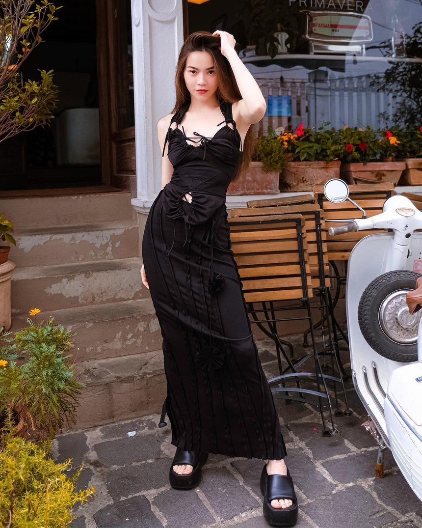 Hồ Ngọc Hà đi dép “cục gạch” vẫn thần thái, hóa ra đang là trend - Ảnh 1.