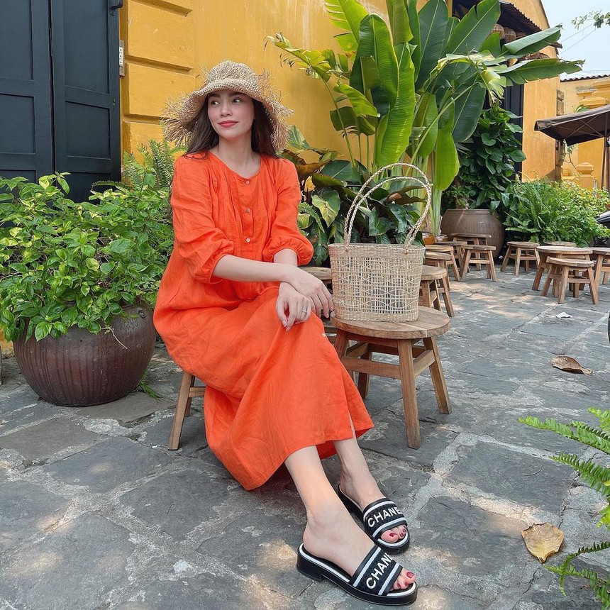 Hồ Ngọc Hà đi dép “cục gạch” vẫn thần thái, hóa ra đang là trend - Ảnh 6.