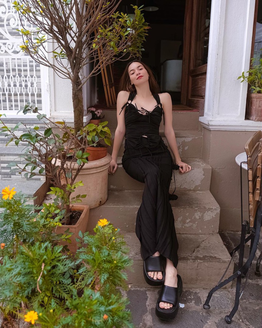 Hồ Ngọc Hà đi dép “cục gạch” vẫn thần thái, hóa ra đang là trend - Ảnh 3.