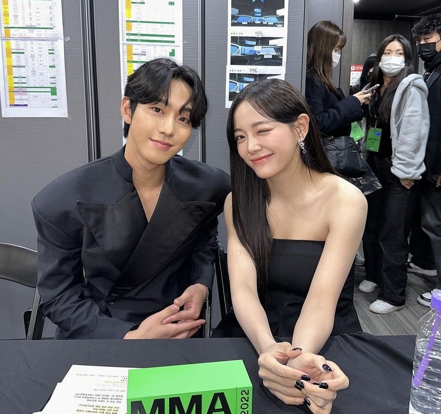 Cặp đôi 'Hẹn hò chốn công sở' Ahn Hyo Seop - Kim Se Jeong khoác tay nhau trên sân khấu MMA 2022 khiến fan rần rần - Ảnh 3. Cặp đôi 'Hẹn hò chốn công sở' Ahn Hyo Seop - Kim Se Jeong khoác tay nhau trên sân khấu MMA 2022 khiến fan rần rần - Ảnh 3.