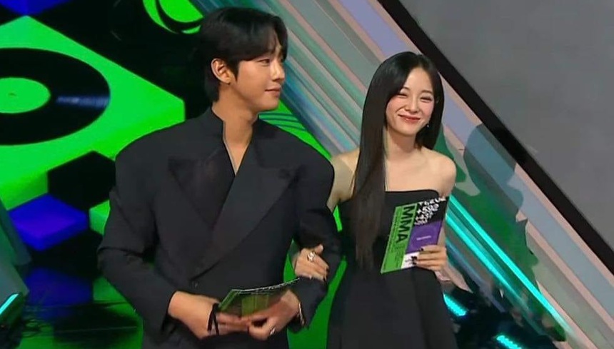 Cặp đôi 'Hẹn hò chốn công sở' Ahn Hyo Seop - Kim Se Jeong khoác tay nhau trên sân khấu MMA 2022 khiến fan rần rần - Ảnh 4. Cặp đôi 'Hẹn hò chốn công sở' Ahn Hyo Seop - Kim Se Jeong khoác tay nhau trên sân khấu MMA 2022 khiến fan rần rần - Ảnh 4.