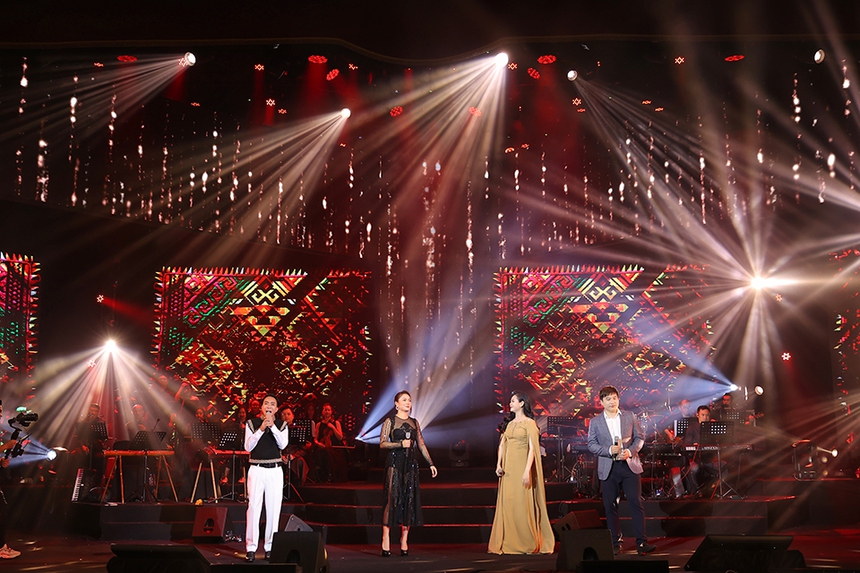 “Tự tình quê hương”: Đêm nhạc cảm xúc của NSƯT Việt Hoàn và Lương Nguyệt Anh - Ảnh 2.