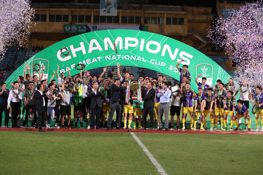 HLV Park Hang Seo gật gù với Văn Hậu - Ảnh 2.