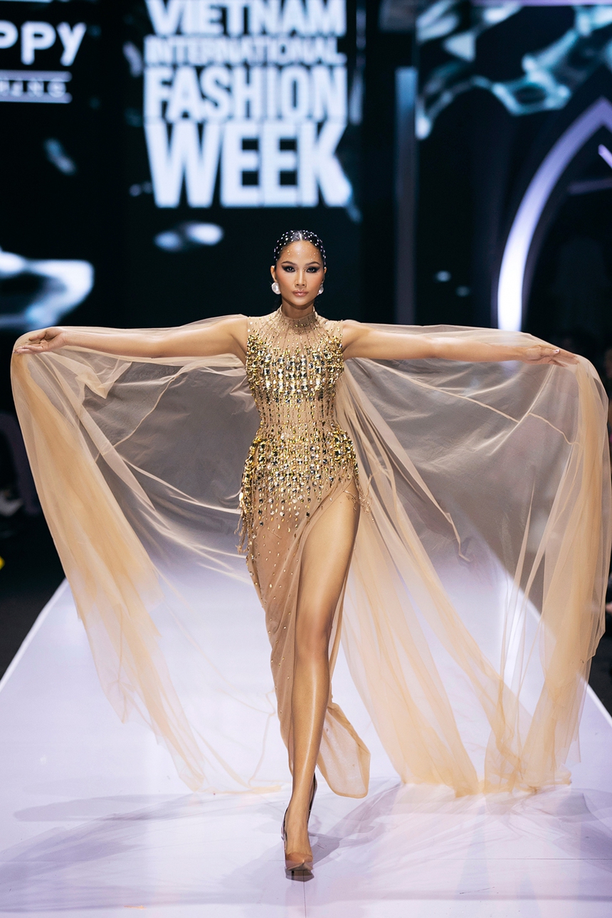 Dàn mỹ nhân VTV trình diễn BST “Lúa" của NTK Thảo Nguyễn - Ảnh 10. Dàn mỹ nhân VTV trình diễn BST “Lúa" của NTK Thảo Nguyễn - Ảnh 10.