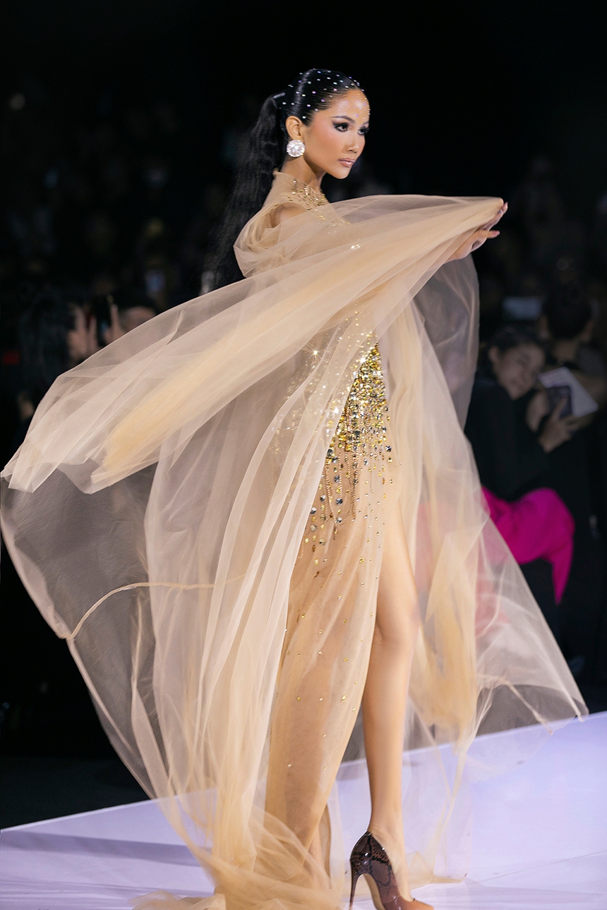 Dàn mỹ nhân VTV trình diễn BST “Lúa" của NTK Thảo Nguyễn - Ảnh 11. Dàn mỹ nhân VTV trình diễn BST “Lúa" của NTK Thảo Nguyễn - Ảnh 11.