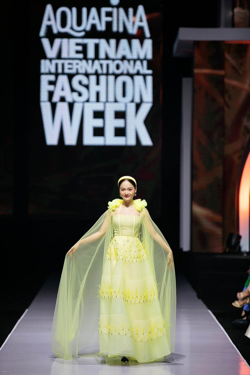 Dàn mỹ nhân VTV trình diễn BST “Lúa" của NTK Thảo Nguyễn - Ảnh 6. Dàn mỹ nhân VTV trình diễn BST “Lúa" của NTK Thảo Nguyễn - Ảnh 6.