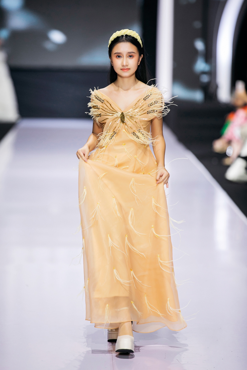 Dàn mỹ nhân VTV trình diễn BST “Lúa" của NTK Thảo Nguyễn - Ảnh 3. Dàn mỹ nhân VTV trình diễn BST “Lúa" của NTK Thảo Nguyễn - Ảnh 3.