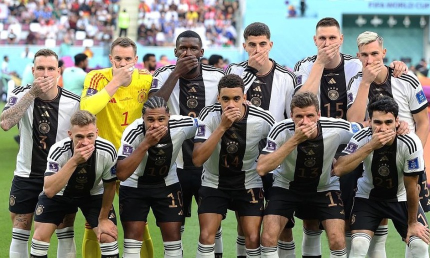 CĐV Qatar chế giễu tuyển Đức bằng ảnh Ozil - Ảnh 2.