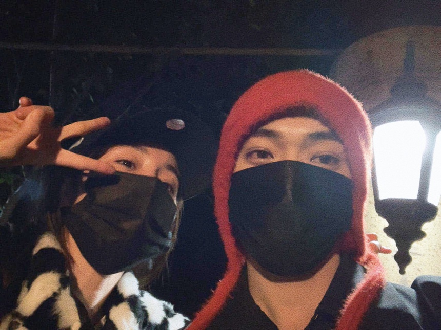 Mặc ồn ào bị chê diễn tệ, Dương Mịch - Hứa Khải tung ảnh đi chơi thân thiết  - Ảnh 4.