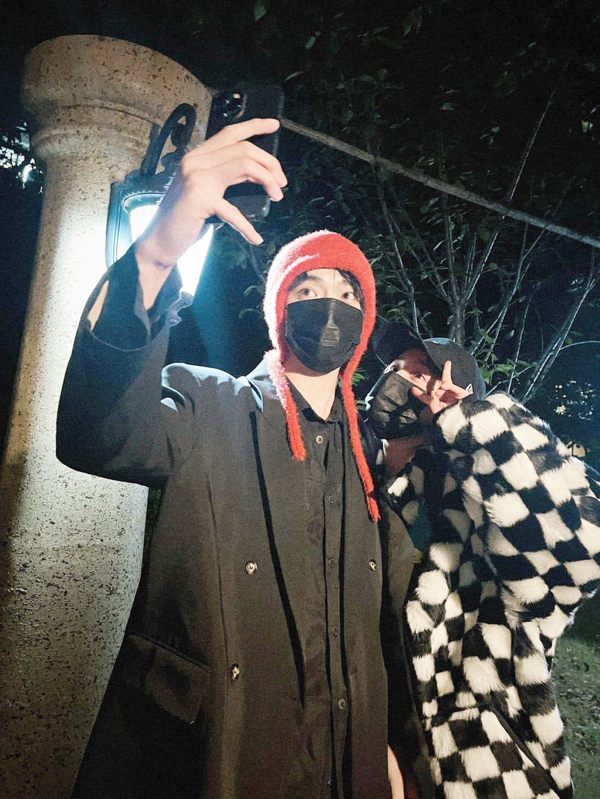 Mặc ồn ào bị chê diễn tệ, Dương Mịch - Hứa Khải tung ảnh đi chơi thân thiết  - Ảnh 2.