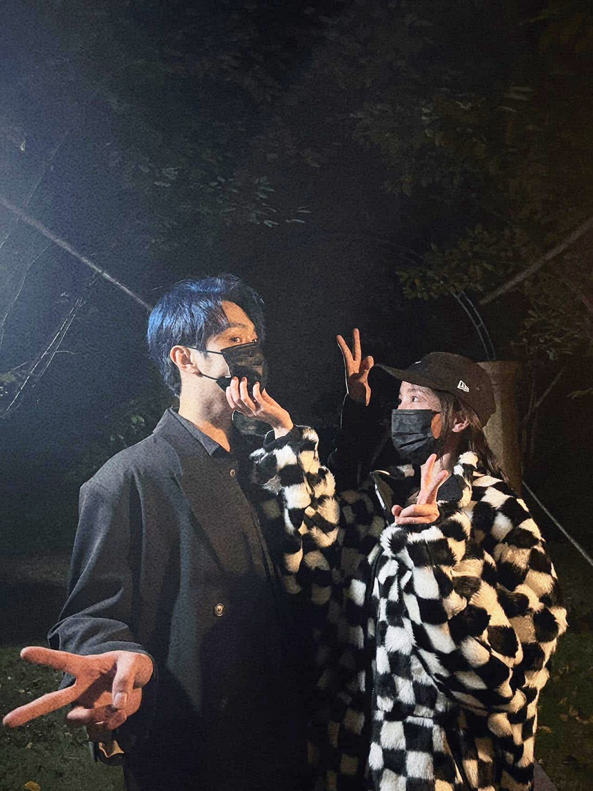 Mặc ồn ào bị chê diễn tệ, Dương Mịch - Hứa Khải tung ảnh đi chơi thân thiết  - Ảnh 6.