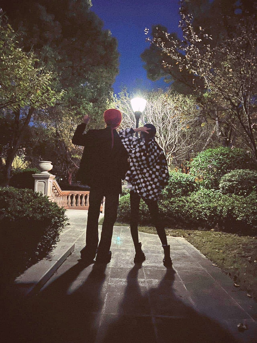 Mặc ồn ào bị chê diễn tệ, Dương Mịch - Hứa Khải tung ảnh đi chơi thân thiết  - Ảnh 3.