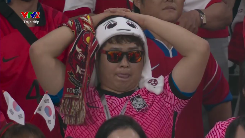 CĐV Hàn Quốc khóc nức nở sau trận thua Ghana - Ảnh 6.