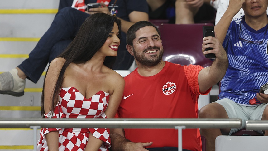 CĐV gợi cảm nhất World Cup khoe vẻ nóng bỏng trên khán đài - Ảnh 4.