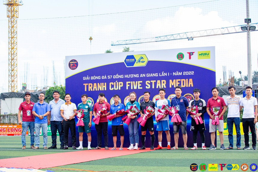 Sôi nổi giải bóng đá 7 người An Giang 2022 - Ảnh 1.