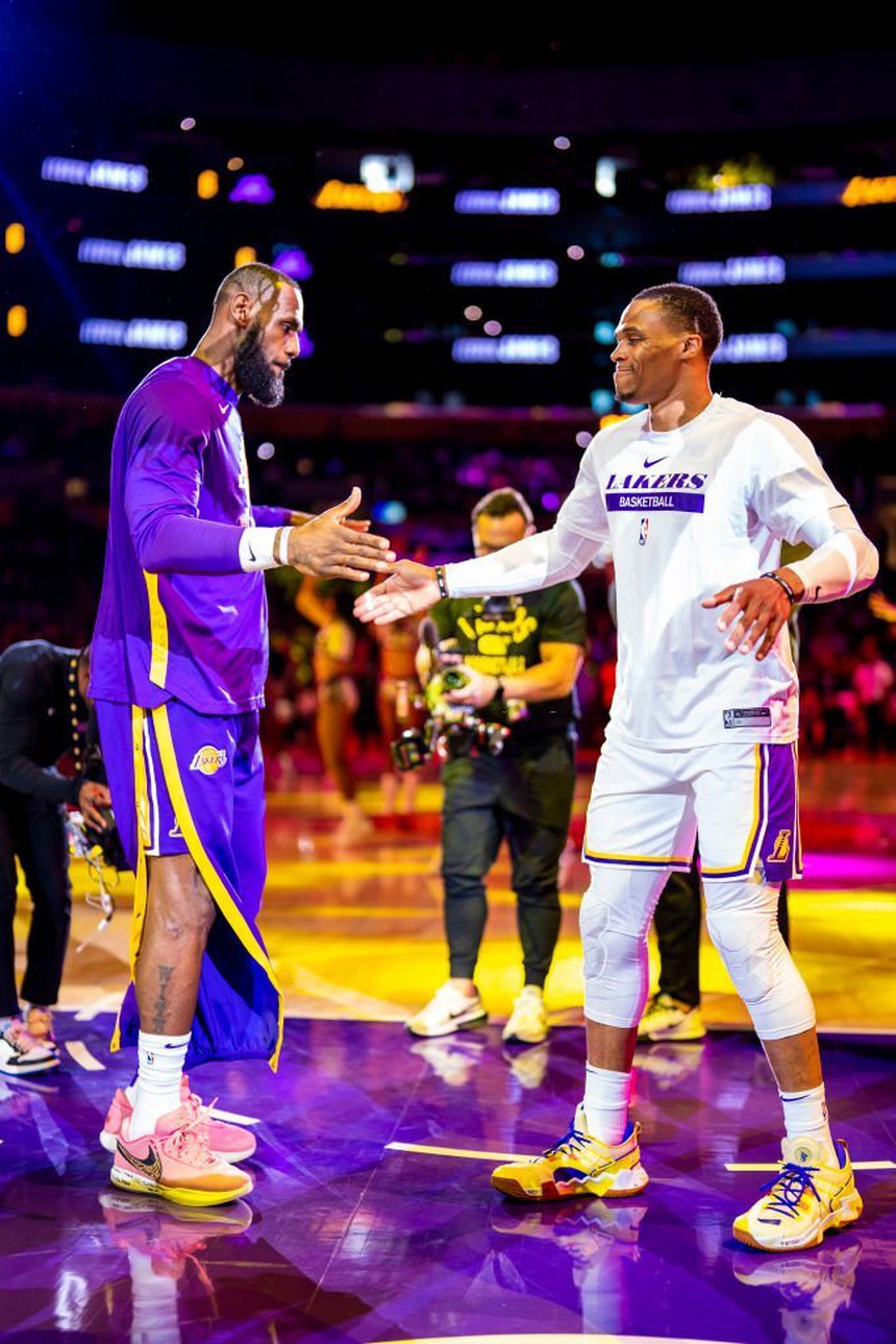 Khoảnh khắc chứng minh tình đồng đội giữa Russell Westbrook và LeBron James - Ảnh 4. Khoảnh khắc chứng minh tình đồng đội giữa Russell Westbrook và LeBron James - Ảnh 4.