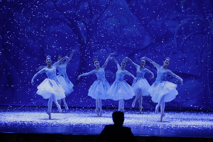 Trình diễn vũ kịch "Kẹp hạt dẻ" nổi tiếng - Ảnh 1.