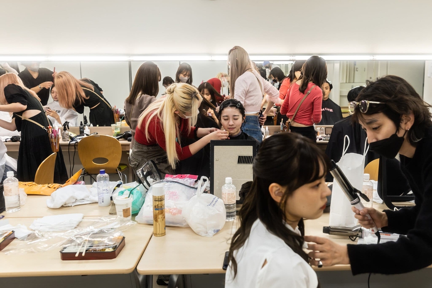 Nhúc nhối tìm ‘bình hoa di động’ đội lốt thi hoa khôi ở Nhật: Công ty người mẫu 'sướng' vì tiện, thí sinh 'khóc ròng' vì ăn kiêng - Ảnh 5.