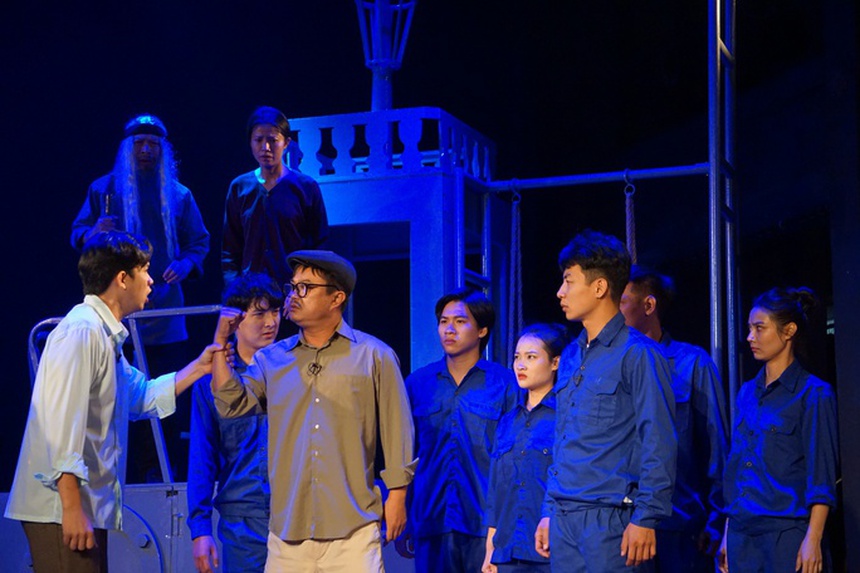 Nhìn lại Liên hoan quốc tế Sân khấu thử nghiệm 2022: Cuộc kiếm tìm vẫn chưa kết thúc - Ảnh 2.