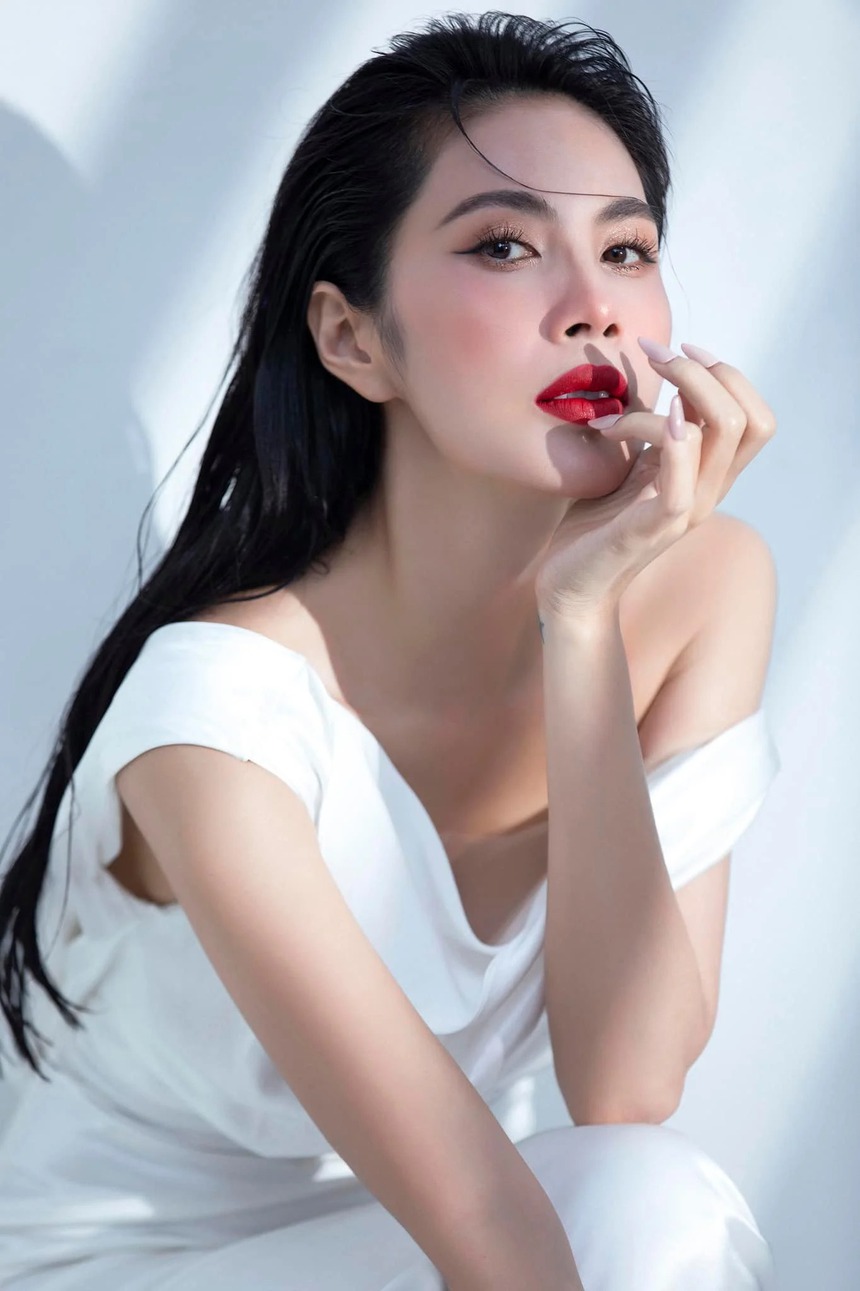 Nhan sắc bất phân thắng bại của các nàng WAGs Việt đình đám - Ảnh 4.