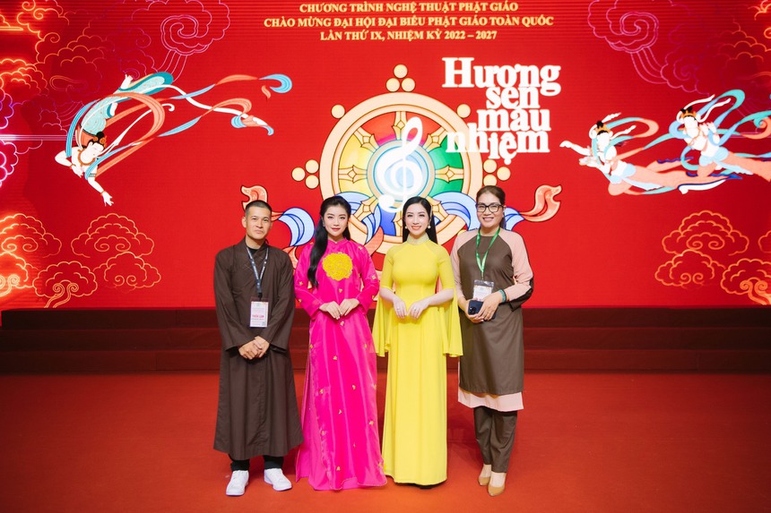 Nghệ sĩ Phương Nga hát “Quan Âm Mẹ từ bi” chào mừng Đại hội đại biểu Phật giáo toàn quốc - Ảnh 1.