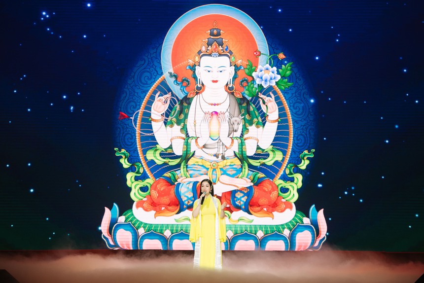 Nghệ sĩ Phương Nga hát “Quan Âm Mẹ từ bi” chào mừng Đại hội đại biểu Phật giáo toàn quốc - Ảnh 2.