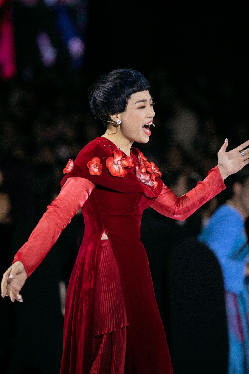 Màn kết hợp 'độc lạ' giữa Ca Sĩ Ngọc khuê - DJ Huy Ngô trong Tuần lễ Thời trang Quốc tế Việt Nam Thu đông 2022 - Ảnh 1. Màn kết hợp 'độc lạ' giữa Ca Sĩ Ngọc khuê - DJ Huy Ngô trong Tuần lễ Thời trang Quốc tế Việt Nam Thu đông 2022 - Ảnh 1.