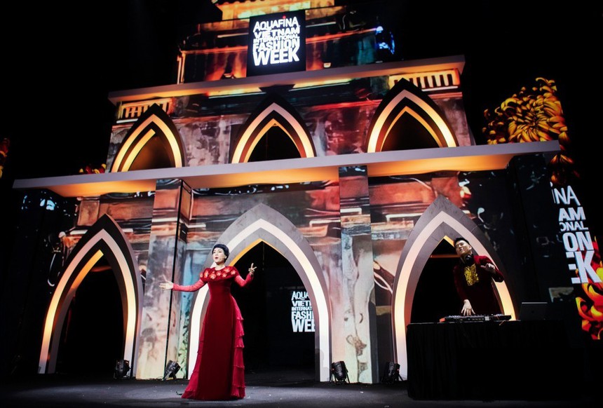 Màn kết hợp 'độc lạ' giữa Ca Sĩ Ngọc khuê - DJ Huy Ngô trong Tuần lễ Thời trang Quốc tế Việt Nam Thu đông 2022 - Ảnh 2. Màn kết hợp 'độc lạ' giữa Ca Sĩ Ngọc khuê - DJ Huy Ngô trong Tuần lễ Thời trang Quốc tế Việt Nam Thu đông 2022 - Ảnh 2.