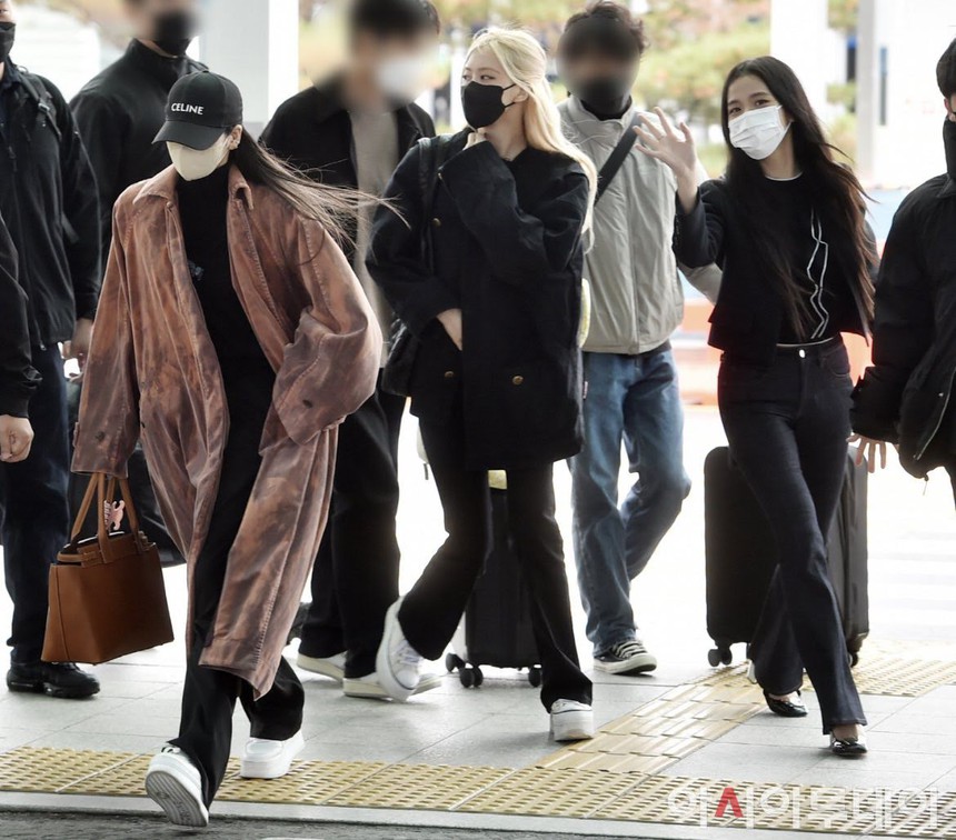 Hành động bảo vệ em út Blackpink của Rose gây chú ý - Ảnh 3. Hành động bảo vệ em út Blackpink của Rose gây chú ý - Ảnh 3.