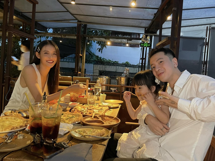 Cặp đôi Vbiz rạn nứt rồi tái hợp cùng chăm con: Giờ viên mãn và úp mở về đám cưới!  - Ảnh 6.