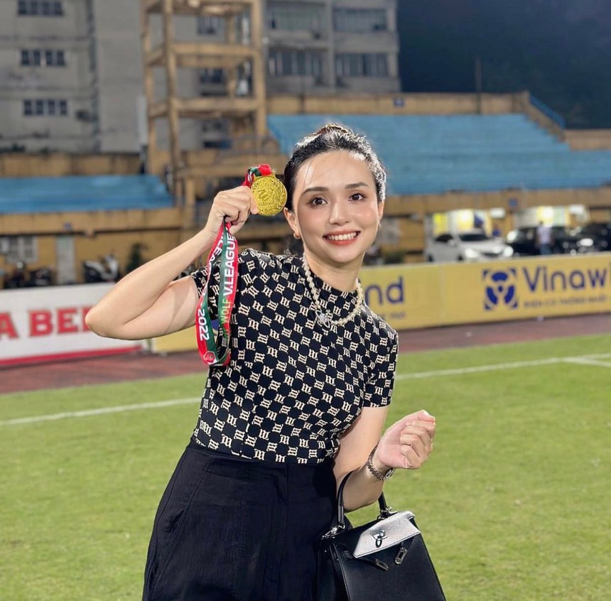 Dàn WAGs của các cầu thủ CLB Hà Nội: Toàn hoa hậu và ái nữ, nhan sắc xinh đẹp khó ai sánh bằng - Ảnh 4.