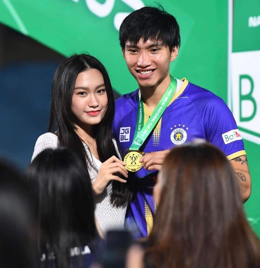 Dàn WAGs của các cầu thủ CLB Hà Nội: Toàn hoa hậu và ái nữ, nhan sắc xinh đẹp khó ai sánh bằng - Ảnh 7.