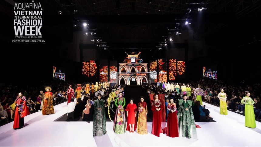 Màn kết hợp 'độc lạ' giữa Ca Sĩ Ngọc khuê - DJ Huy Ngô trong Tuần lễ Thời trang Quốc tế Việt Nam Thu đông 2022 - Ảnh 5. Màn kết hợp 'độc lạ' giữa Ca Sĩ Ngọc khuê - DJ Huy Ngô trong Tuần lễ Thời trang Quốc tế Việt Nam Thu đông 2022 - Ảnh 5.