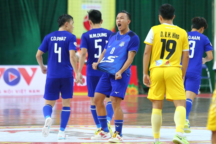 Hồ Văn Ý và các cầu thủ Thái Sơn Nam thất thần, buồn bã khi mất trắng danh hiệu quốc nội 2022 - Ảnh 7.