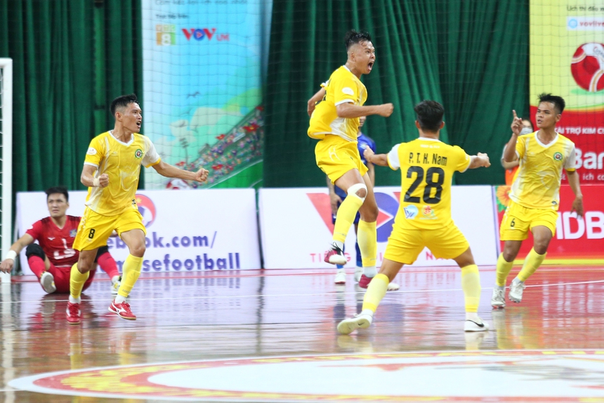 Hồ Văn Ý và các cầu thủ Thái Sơn Nam thất thần, buồn bã khi mất trắng danh hiệu quốc nội 2022 - Ảnh 6.