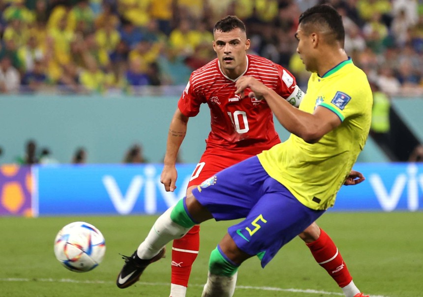 Casemiro hóa người hùng với siêu phẩm vào lưới Yann Sommer