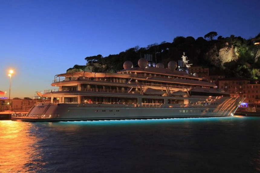 Cận cảnh du thuyền giá nửa tỷ USD, dài hơn cả sân bóng đá của Vương thất Qatar: Biểu tượng tột đỉnh của sự giàu sang ngự trị đại dương - Ảnh 3.